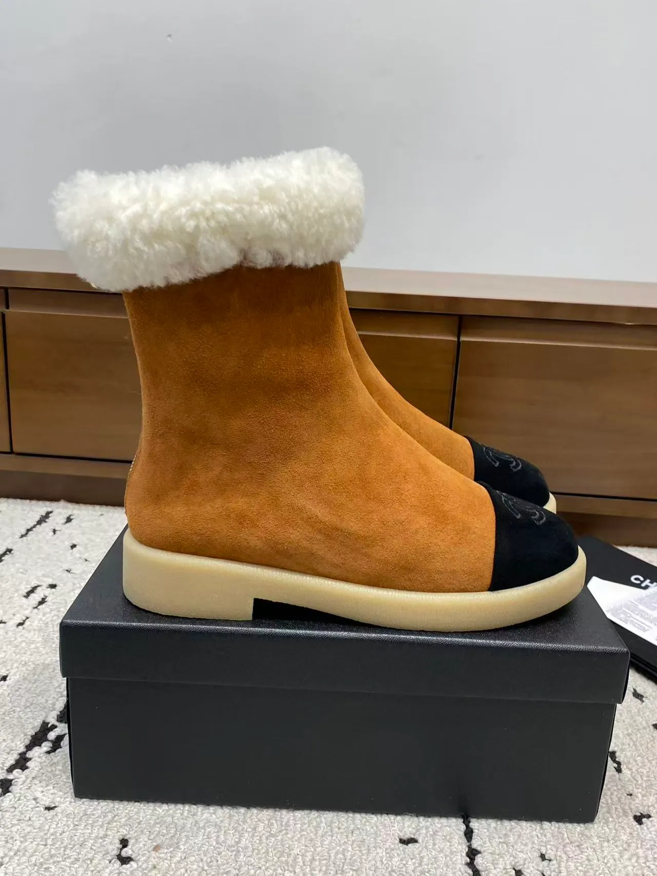 👟👟Ex-factory price 700👟👟 🍀Chanel 2025 autumn and winter furry snow boots. Chanel new autumn and winter genuine wool slippers and boots. Xiaoxiang’s 2025 autumn and winter most beautiful snow boots. Classic, beautiful and warm snow boots❤️Super warm! It's enough to have it this winter, it's really beautiful and fairy~ Materials and craftsmanship: The upper is made of custom sheepskin/wool/sheepskin, and the inner pads are all made of wool. It feels very soft and comfortable! The sole is the original TPU outsole Size: 35-39 (40.41 customized, non-refundable)